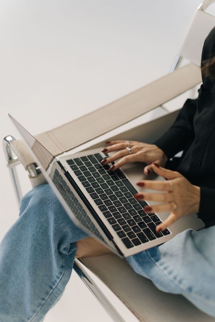 Une professionnelle travaille sur son ordinateur portable